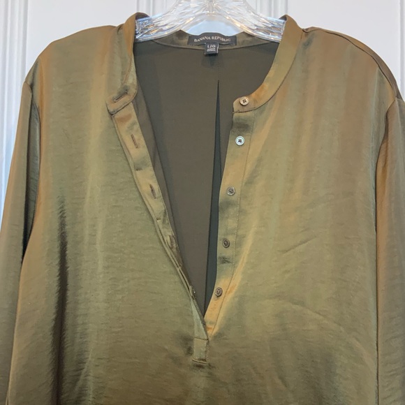 Banana Republic Satin Button Front Heritage Olive Green Tunic Blouse - Size L - Picture 4 of 7